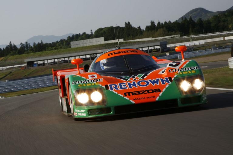 Mazda 787B jest jedynym japońskim samochodem oraz jedynym samochodem z silnikiem rotacyjnym, który wygrał 24-godzinny wyścig na torze w Le Mans. Fot. Mazda