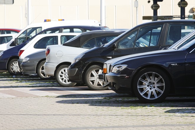 Opłata parkingowa może zostać pobrana tylko za parkowanie w wyznaczonych miejscach/ fot. Fotolia