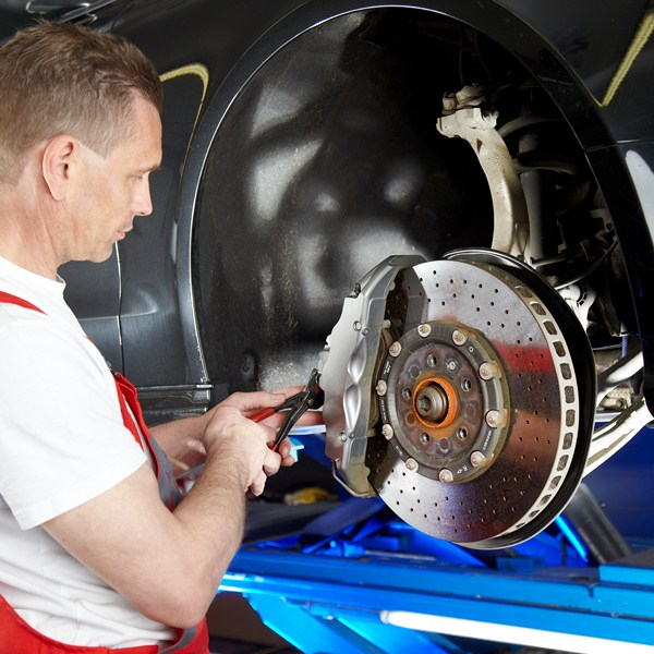 Jeśli wymieniamy tarcze hamulcowe na nowe, pamiętajmy o nowych klockach hamulcowych. Fot. Fotolia