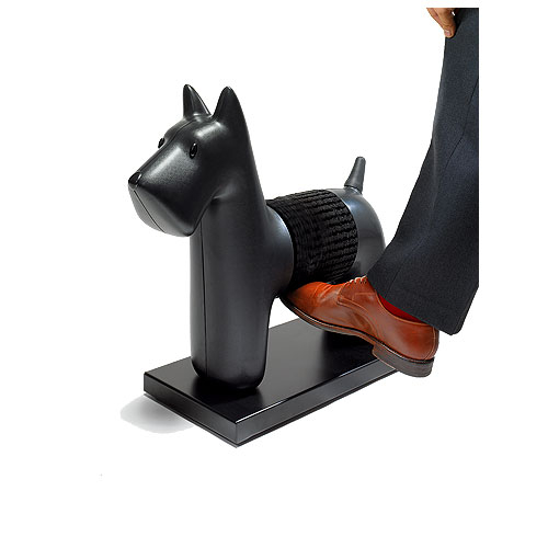 Polerka do obuwia Authentics Benny  Wygodna polerka do obuwia! Stworzona w formie czarnego pieska otulonego w pasie specjalną tkaniną z naturalnego włosia, o którą szybko i bez niepotrzebnego schylania się można wypolerować buty. Dzięki reprezentacyjnemu projektowi i wykonaniu z wysokiej jakości metalu i tworzywa ABS – świetnie sprawdzi się w przedpokojach domowych, salonowych i biurowych. Prostota użytkowania przede wszystkim!  Wysokość: 56 cm   podstawa: 54 x 25,5 cm  Cena: 1849.00 zł  Źródło: http://czerwonamaszyna.pl/