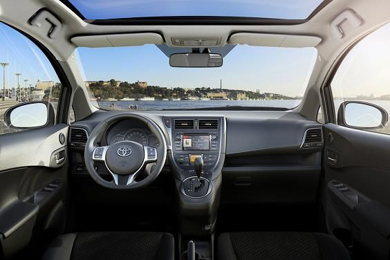 Montaż podświetlenia panelu otwierania szyb w Toyocie Avensis. Fot. Toyota