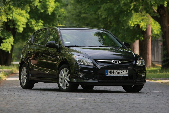 Hyundai i30 hatchback - przeciętny wygląd, przeciętne wykonanie. Jednak cena i warunki gwarancyjne znacznie atrakcyjniejsze niż u konkurencji.