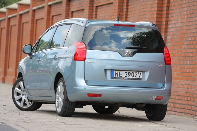 Tylna część nadwozia Peugeota 5008 ma regularny kształt, a najciekawszym akcentem są charakterystyczne lampy.