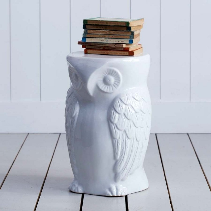 Sowy opanowały aktualne wzornictwo – puszą się na poduszkach, przysiadają na stolikach, pohukują z wazonów. Sowie motywy nie opuszczają nas na krok, a mimo to się nie nudzą.