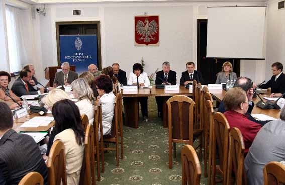 W celu wykonywania swoich zadań, komisja może korzystać z ekspertyz zewnętrznych specjalistów. Może to jednak zrobić tylko za zgodą pracodawcy i na jego koszt.