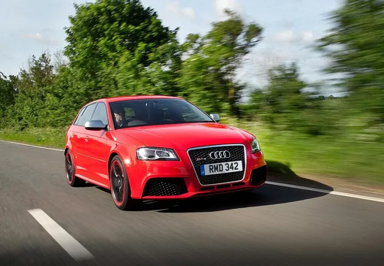 Audi RS3. Jest to długo wyczekiwany model. Ciekawość fanów motoryzacji była co jakiś czas podsycana pojawiającymi się zdjęciami szpiegowskimi testowanego przez inżynierów Audi koncepcyjnego modelu RS3. Długie oczekiwanie opłaciło się. Samochód wygląda świetnie i tak samo się prowadzi. Jego motor to dobrze znany z modelu TT-RS silnik o pojemności 2.5 litra w technologii TFSi. Z pięciu rzędowo umieszczonych cylindrów konstruktorzy wykrzesali 340 KM i 450 Nm. Moc i moment obrotowy przekazywane są na wszystkie koła za pośrednictwem 7 stopniowej skrzyni biegów i napędu Quattro.