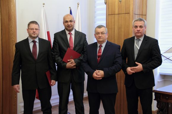 Premier Beata Szydło odwołała ze stanowiska Głównego Inspektora Transportu Drogowego Tomasza Połcia. Pełniącym obowiązki Głównego Inspektora Transportu Drogowego został dotychczasowy rzecznik prasowy Inspekcji - Alvin Gajadhur