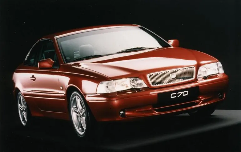 Volvo C70. Auto występowało w nadwoziu coupe i kabriolet. Produkowane było w latach 1997-2005. Dysponowało silnikami o mocach od 163 do 240 KM.