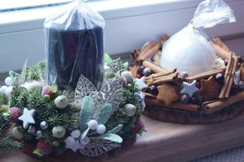 Świeczniki świąteczne można postawić również na parapecie.