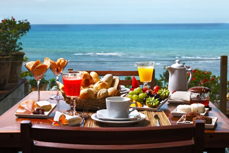 Zwróć uwagę, w jakich godzinach będą wydawane posiłki, ile restauracji zapewnia hotel, gdzie są usytuowane/fot. Fotolia