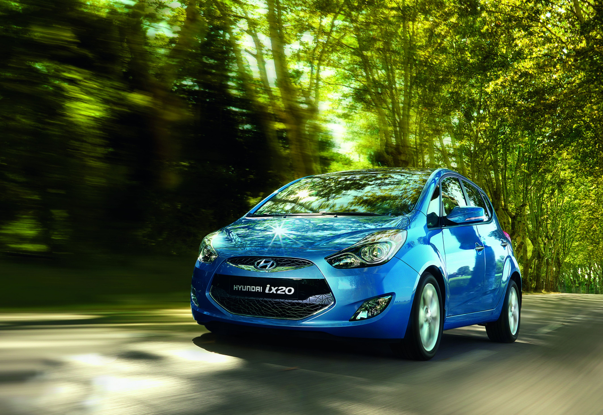 Wjeżdżanie do lasu czy parkowanie na poboczach w letnie dni bywa niebezpieczne, a także grozi mandatem. Fot. Hyundai