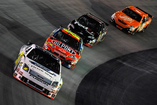 NASCAR jest jednym z najbardziej dochodowych sportów motorowych. Fani co roku wydają około 2 miliardów dolarów na gadżety sygnowane logo NASCAR.