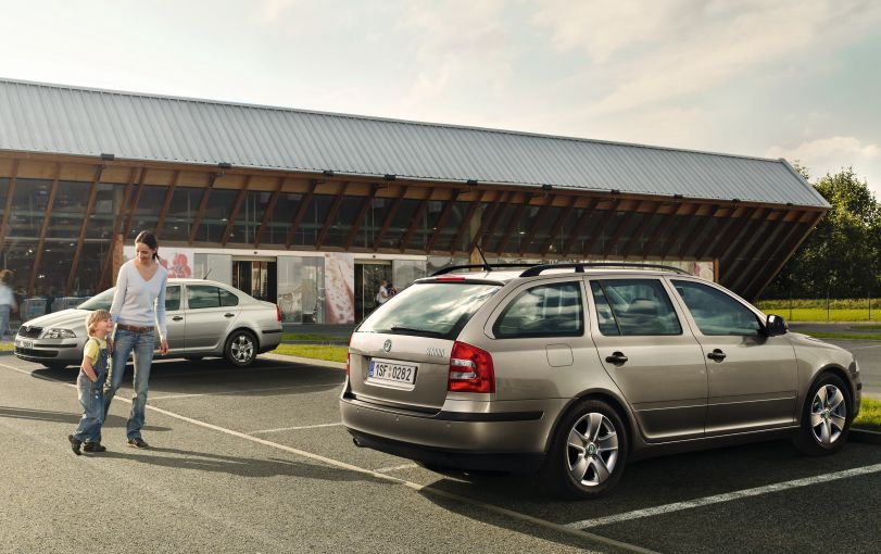 Mercedes klasy E w wersji kombi oferuje bagażnik o pojemności 695 litrów!