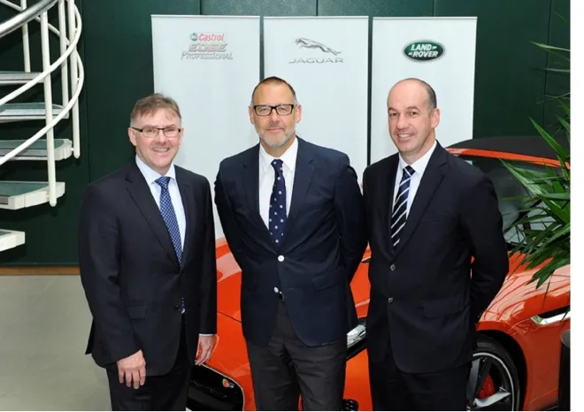 Od lewej: Mark Hodgson (dyrektor sprzedaży OEM Castrol), Rawdon Glover (dyrektor światowego działu obsługi klienta Jaguar Land Rover), Mike Jones (dyrektor światowego marketingu OEM Castrol).