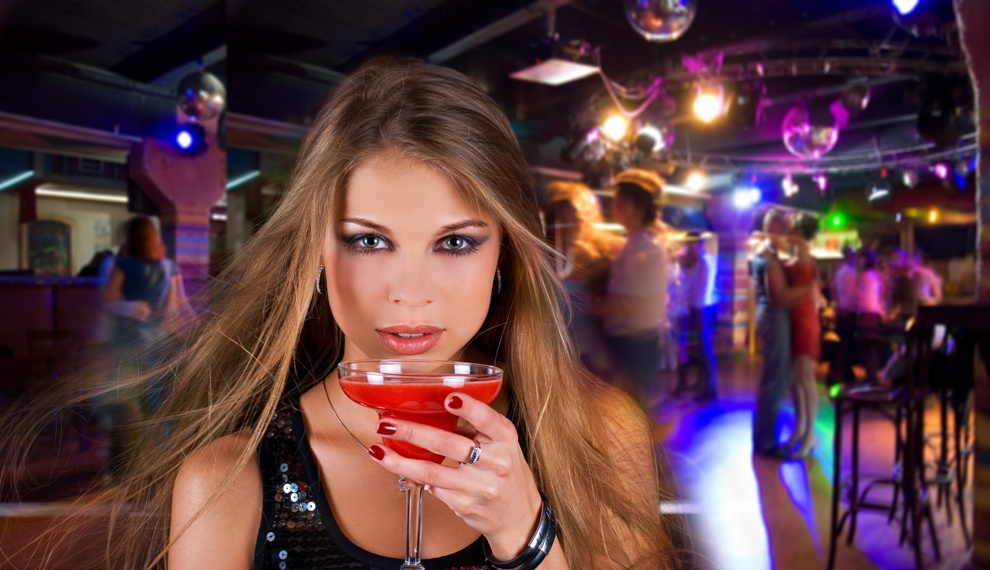 impreza w klubie, nastolatek, bezpieczeństwo, alkohol, nałogi, emocje