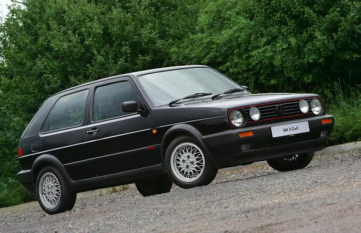 Sprawdzenie ciśnienia sprężania w Volkswagenie Golfie MK II. fot. Newspress