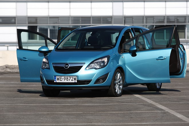 Latem przed rozpoczęciem podróży warto przewietrzyć wnętrze pojazdu (Opel Meriva) fot. moto.wieszjak.pl
