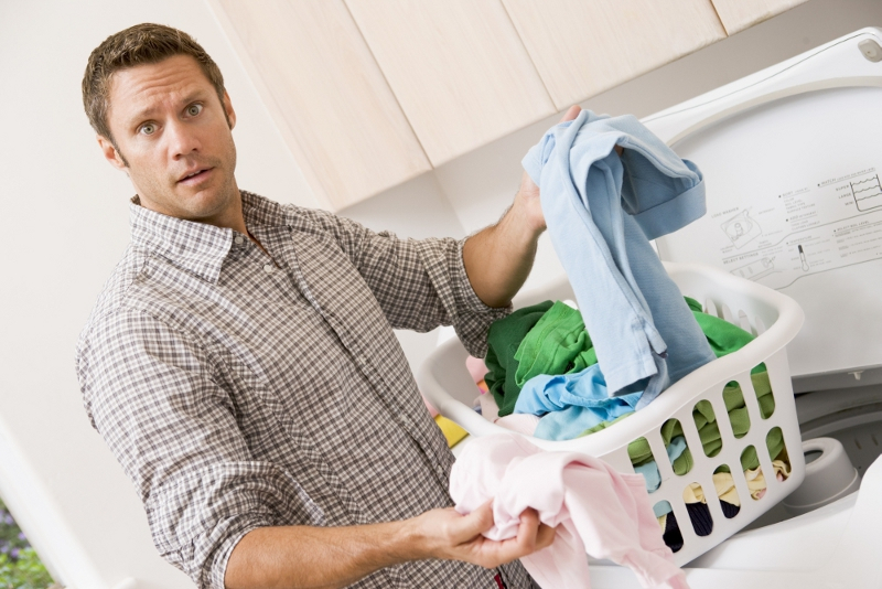 Pracownik – ojciec wychowujący dziecko ma prawo do urlopu ojcowskiego w wymiarze 2 tygodni.  Fot. Shutterstock