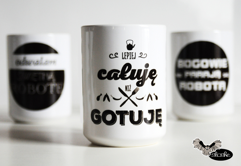 Lepiej całuje niż gotuje - kubek Duży, bardzo oryginalny, pięknie się prezentujący na stole czy biurku kubek ceramiczny. Kubek o pojemności 450ml bardzo dobrze się trzyma w ręce, wygodny i pojemny z ciekawym napisem na przodzie. Kubek jest najwyższej jakości, może być zmywany w zmywarkach lub ręcznie. Kubek jest opakowany w eleganckie papierowe pudełko przyozdobione naszym sowim logiem, idealne na prezent dla bliskiej Ci osoby. Kubek wysyłany jest paczką pocztową priorytetową. Cena: 33,00 zł