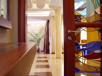 Należy dołożyć wszelkich starań, aby odkrywanie świata przez malucha było fascynujące i bezpieczne. Jak wskazują statystyki ponad 40 procent wypadków, jakim ulegają dzieci, zdarza się w domu, dlatego obowiązek zapewnienia dziecku bezpieczeństwa spoczywa na rodzicach. Fot. ARTDESIGN