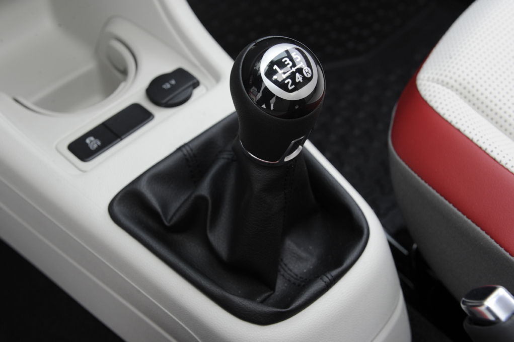 Trzymanie sprzęgła na światłach: czy to błąd?