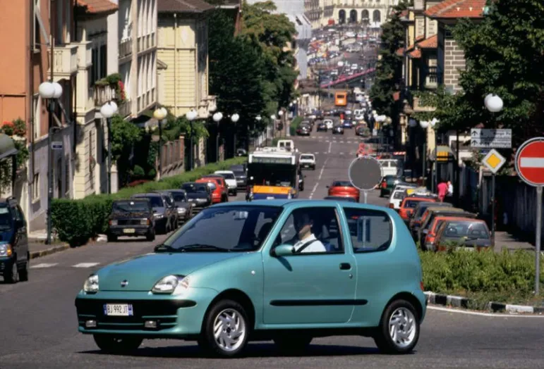 Proporcjonalnie do wzrastającej liczby samochodów na drogach, zmniejsza się ilość miejsc parkingowych.  Fot. newspress