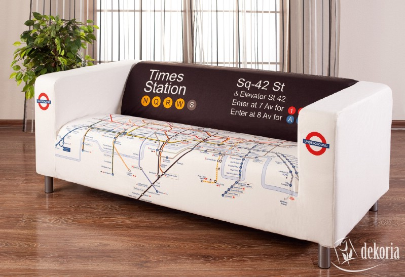 Designerska sofa z nadrukowaną mapą. Fot. dekoria.pl