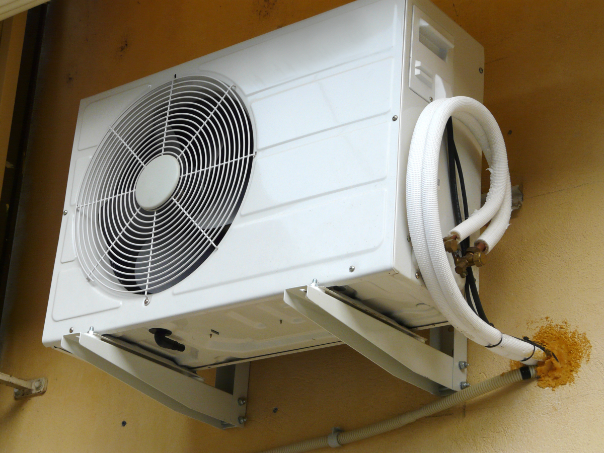 Każdy typ klimatyzatorów ma podobne moce, lecz to sposób rozdziału powietrza z klimatyzatora decyduje czy moc ta zostanie odpowiednio spożytkowan