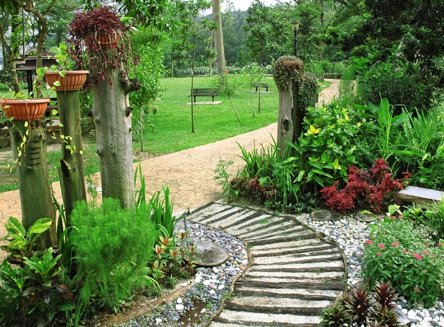 Planowanie ogrodu to m. in. układ i dobór roślin, projekt i układ kompozycyjny nawierzchni, lokalizacja, wygląd oraz projekt techniczny małej architektury.