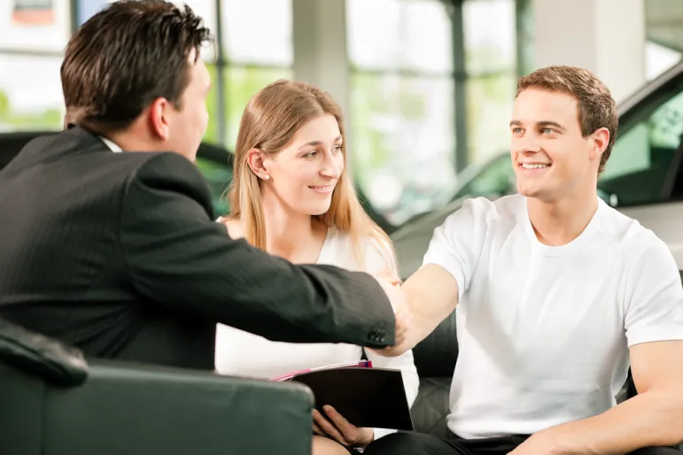 Związek Dealerów Samochodowych chce rejestrować nowe auta bezpośrednio w salonach sprzedaży. Fot. shutterstock