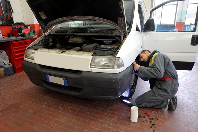 Jaką kwotę VAT można odliczać z faktur zaliczkowych dotyczących samochodów, które wymagają przeprowadzenia dodatkowego badania technicznego?