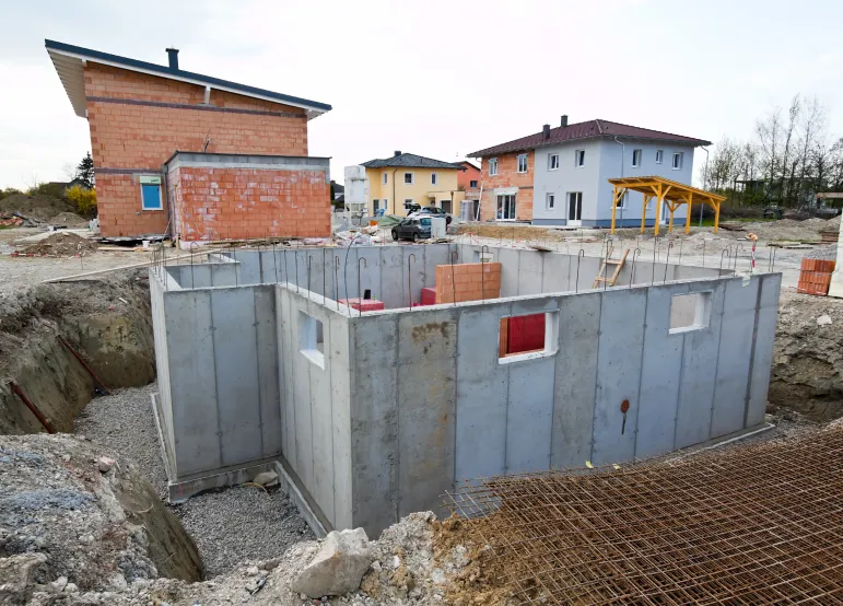 Ściany fundamentowe są łącznikiem między fundamentem a konstrukcją domu. Muszą być odporne na ściskanie, aby wytrzymać obciążenie przekazywane od ścian budynku