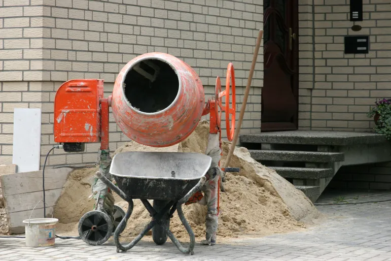 Roboty budowlane na terenie gęsto zabudowanym.