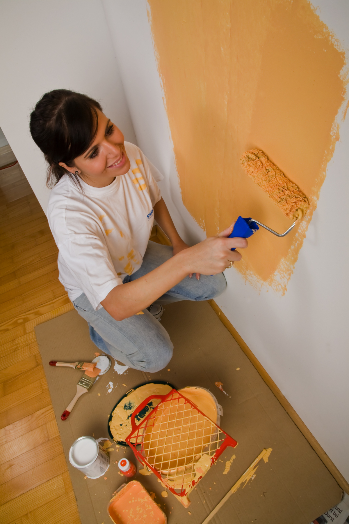 Na rynku dostępna jest cała masa różnych farb. Wybierając odpowiedni rodzaj farby powinniśmy zwrócić uwagę przede wszystkim na jej przeznaczenie.
