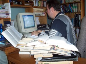 Przed przystąpieniem do kontroli inspektor ZUS powinien przedstawić płatnikowi legitymację służbową oraz upoważnienie do kontroli, które wydaje główny inspektor kontroli ZUS lub wyznaczone przez niego osoby.