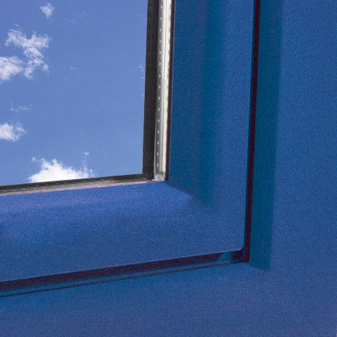 Niebieski  – inspiruje. Przywodzi na myśl niebo oraz morze. Okna w tym odcieniu działają uspokajająco.  Fot. MS więcej niż OKNA