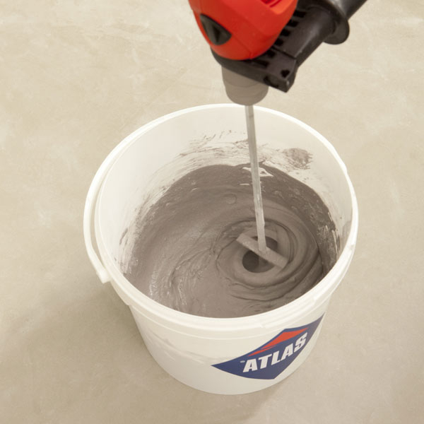 Zaprawę należy wymieszać do uzyskania jednolitej konsystencji. Fot. ATLAS