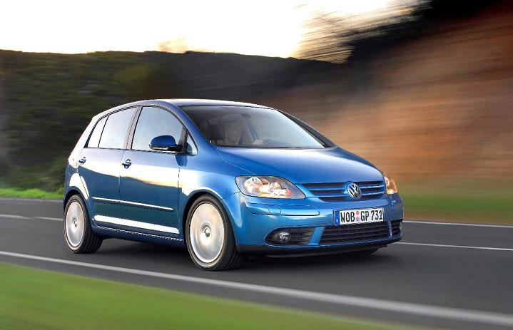 Volkswagen Golf Plus jest samochodem opartym na płycie podłogowej Golfa V. Auto jest trochę szersze i wyższe, ale długość pozostała bez zmian. Samochód ten produkowany jest od 2003 roku. Kwota 40 000 zł pozwoli na znalezienie auta nawet z 2009 roku. Najczęściej spotykaną jednostką napędową jest diesel o pojemności 1.9 litra.