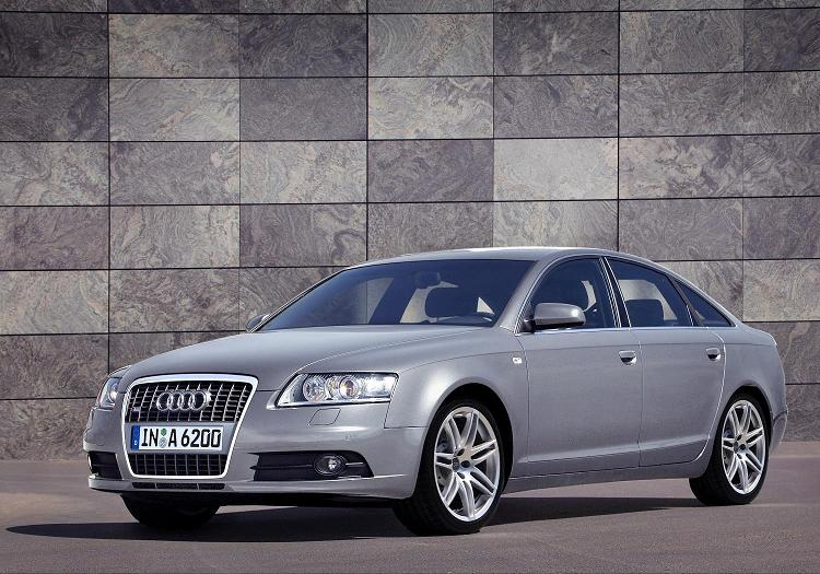 Audi A6 jest samochodem, który od razu wzbudza zaufanie. Klasyczne, eleganckie, ale nie pozbawione oznak nowoczesności nadwozie zachęca do zakupu tego auta. Znakiem rozpoznawczym Audi jest pokaźnych rozmiarów grill przez który przedostaje się powietrze chłodzące jeden z nie małej gamy mocnych silników. Audi A6 jest samochodem idealnym dla osób chcących posiadać dobrze prowadzące się auto, które swoim wyglądem nie sieje postrachu wśród przechodniów i nie emanuje ostentacyjnie luksusem i bogactwem jak Mercedes klasy E.