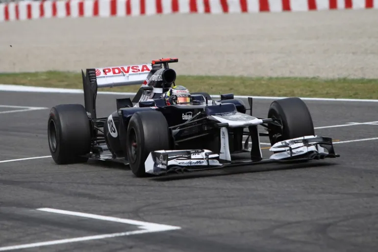 Zaciętą rywalizację podczas tegorocznego GP Hiszpanii wygrał Pastor Maldonado z teamu Williamsa.