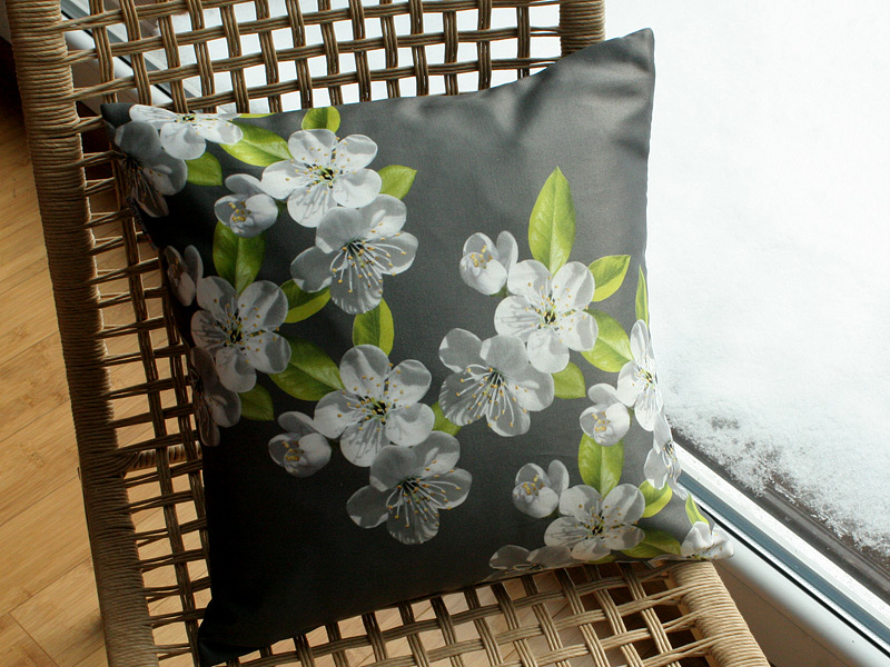 Poduszka z drobnymi, wiosennymi kwiatami. 