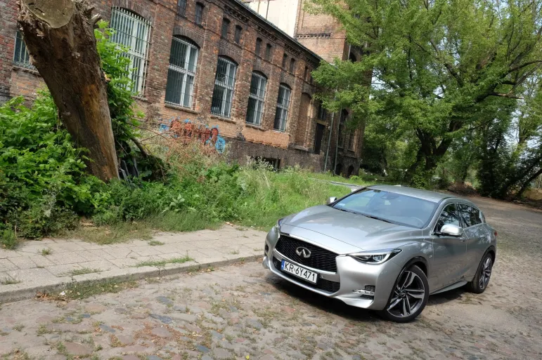 Test Infiniti Q30S 2.0t DCT AWD