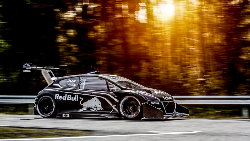 Peugeot 208 T16 Pikes Peak rozpędza się do maksymalnej prędkości 240 km/h w 7 sekund !