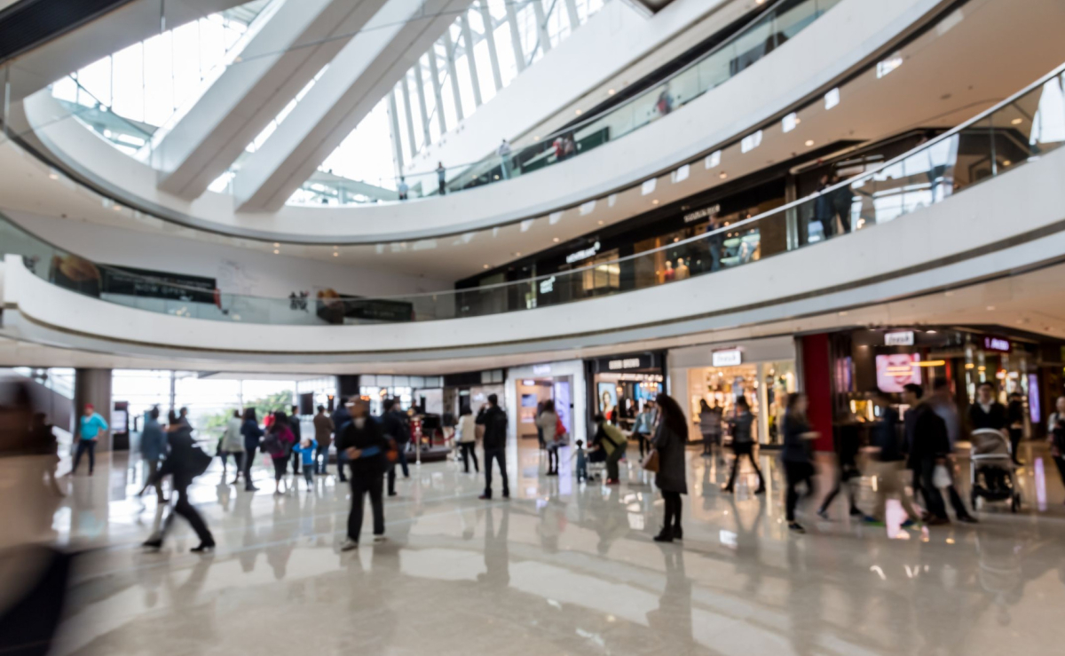 W galeriach i centrach handlowych ruch odbudowuje się do stanów sprzed pandemii, ale bardzo powoli