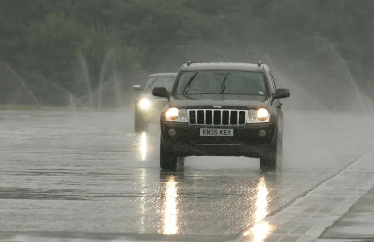 Aquaplaning – jak się przed nim chronić? / Fot. Newspress