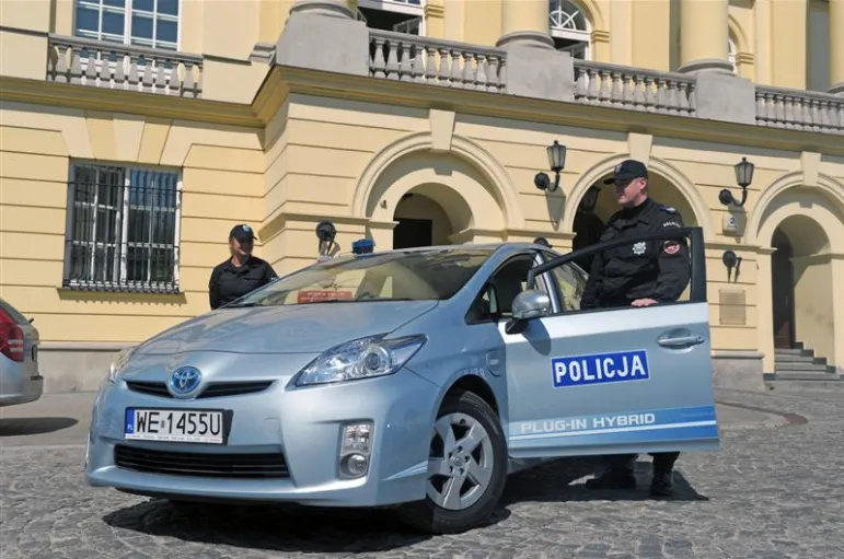 Toyota Motor Poland udostępniła Komendzie Stołecznej Policji egzemplarz modelu Prius Plug In do patrolowania ulic Starego Miasta w Warszawie. Fot. Toyota