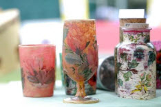 Techniką decoupage'u współcześnie zdobione są przedmioty z różnych materiałów, również szklane i metalowe.