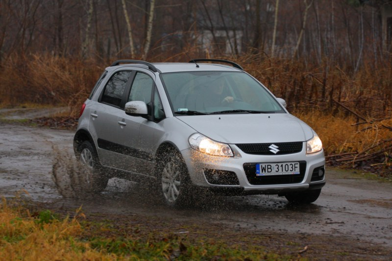 Suzuki SX4 może mieć napęd na przednie lub wszystkie koła. Fot. Moto.wieszjak.pl