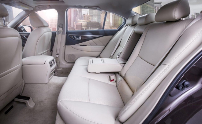 Infiniti Q50L - tylna kanapa