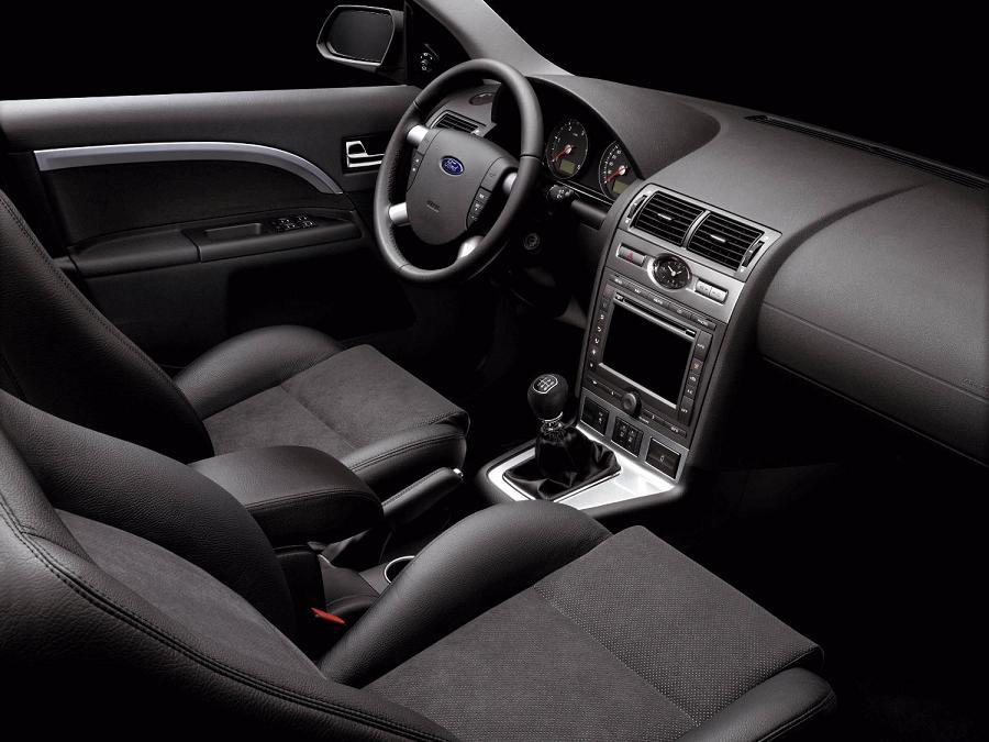 Demontaż panelu nawiewu w Fordzie Mondeo MK2. fot. Newspress